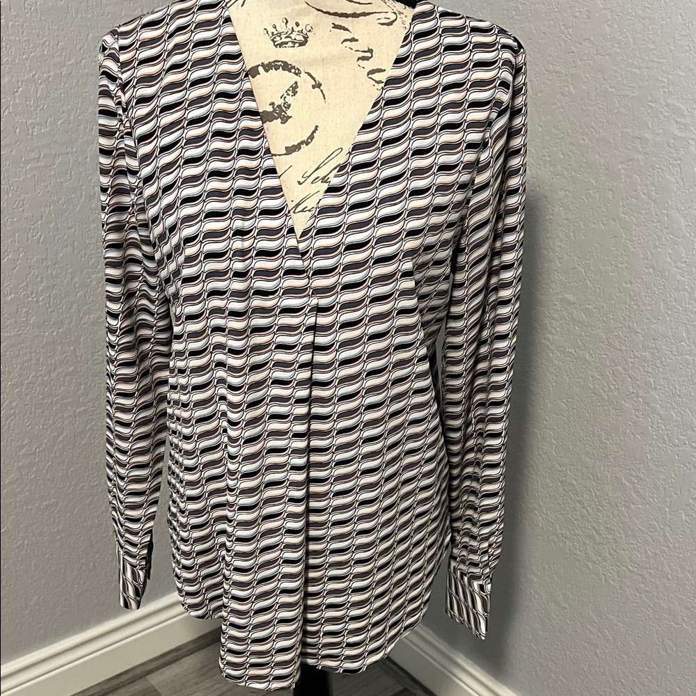 Ann Taylor Black and White Geometric V-Neck Blouse